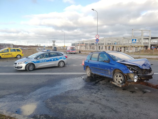 Do wypadku na ul. Mieszka I w Koszalinie doszło we wtorek popołudniu. Zderzyły się dwa auta osobowe marki Audi i Peugeot. Na miejsce przyjechała policja i pogotowie ratunkowe. Więcej informacji wkrótce. Zobacz także: Śmiertelny wypadek w Mścicach