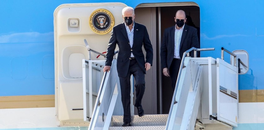 Na zdjęciu: Joe Biden wysiada z Air Force One na lotnisku w...