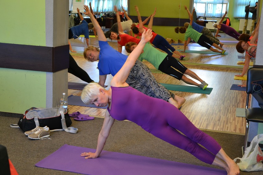 Żorscy seniorzy na ćwiczeniach pilates - tak dbają o swoją sprawność! ZDJĘCIA