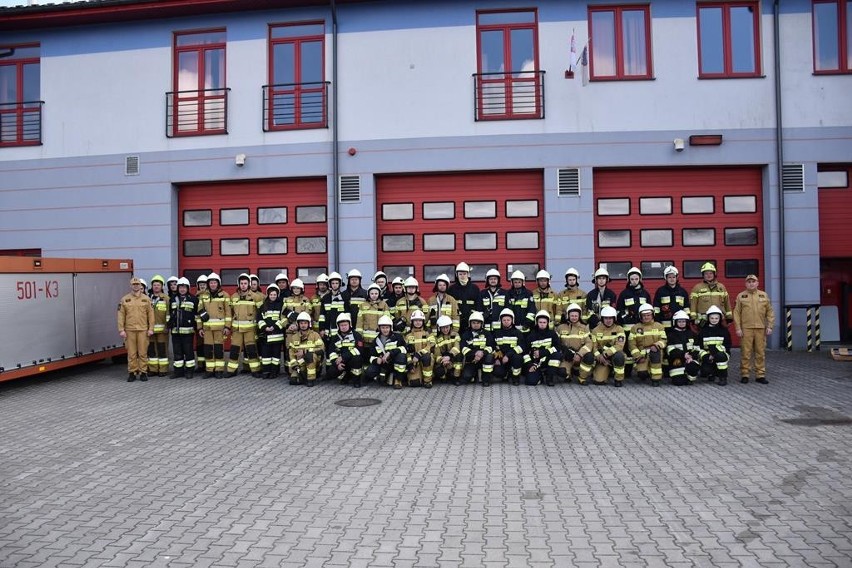 Staszów. 48 adeptów pożarnictwa przeszło szkolenie i zasiliło jednostki Ochotniczych Straży Pożarnych