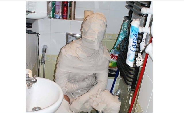 Mumia z papieru toaletowegoZobacz inne najciekawsze aukcje na świecie:LOT licytuje pozostawione przez pasażerów bagaże