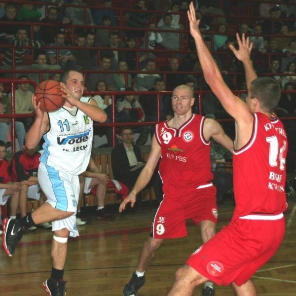Koszykarze Stali Stalowa Wola (z piłką Paweł Pydych) nie popisali się w spotkaniu z Basketem Kwidzyn i przegrali różnicą aż 31 punktów - 62:93.