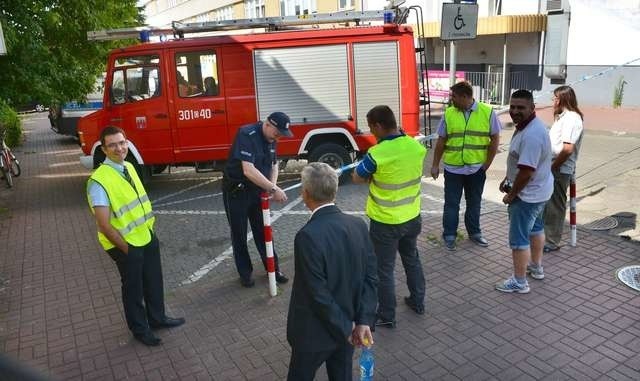 Zamknięte ulice, wstrzymana praca co najmniej kilkuset urzędników (na zdjęciu III Urząd Skarbowy przy ul. Rejtana) to bilans wczorajszej ewakuacji w pięciu bydgoskich instytucjach. Akcja nie wzbudziła raczej przerażenia, ale była kosztowna