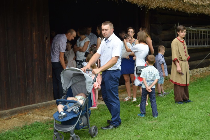 Szymbark. XV Panorama Kultur. W skansenie głośno gra muzyka, jest mnóstwo ludzi, są stoiska z rękodziełem, gospodynie częstują pysznościami