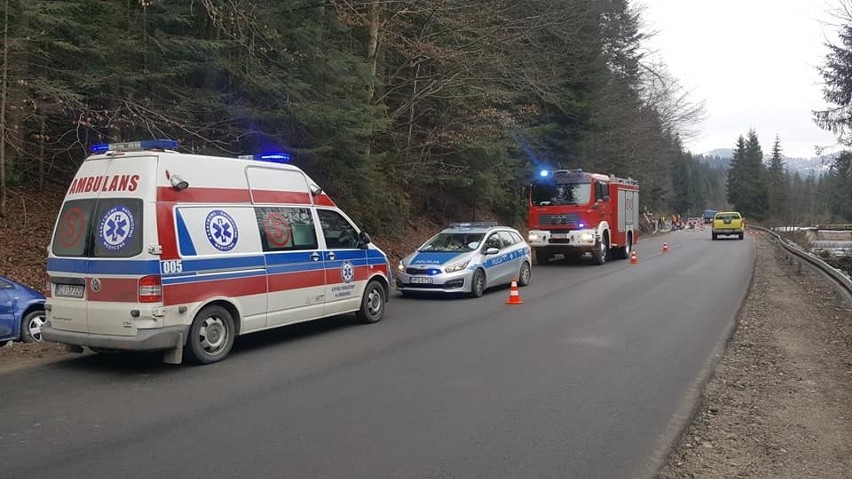 Kierowcę rozbitego mercedesa strażacy ewakuowali przez... bagażnik [ZDJĘCIA]