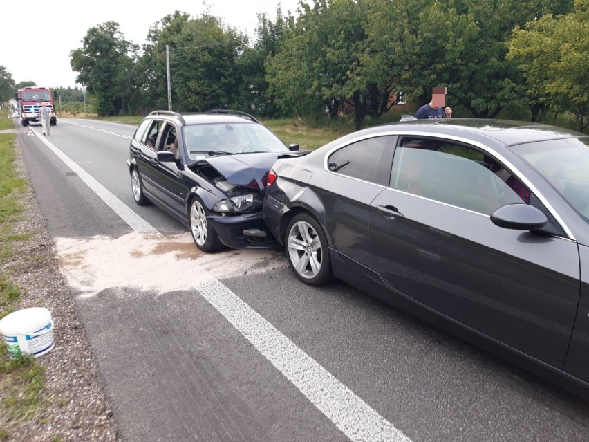 Dwa samochody zderzyły się na krajowej trasie numer 50 w...