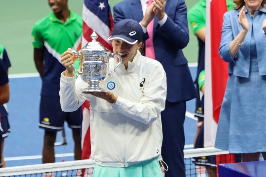 Iga Świątek z pucharem za triumf w US Open