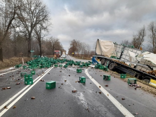 Wypadek w Suchowoli. Rozbiła się ciężarówka z piwem. Zobacz zdjęcia