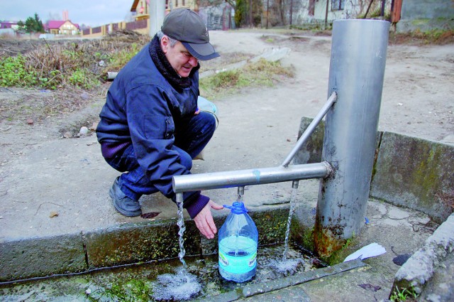 Leszek Nowicki jest stałym bywalcem źródełka na Rzędzinie. Wodę zabiera do domu w butelkach