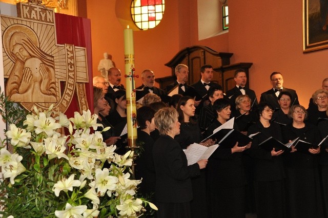 Chór Polskiej Pieśni Narodowej w niedzielne popołudnie dał koncert poświęcony ofiarom katastrofy i wszystkim, którzy oddali życie za Ojczyznę.