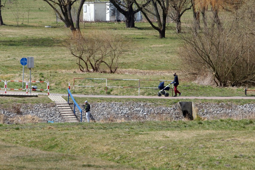 Pustki nad Zalewem Zemborzyckim. Lublinianie wzięli sobie do serca apele o pozostanie w domach 