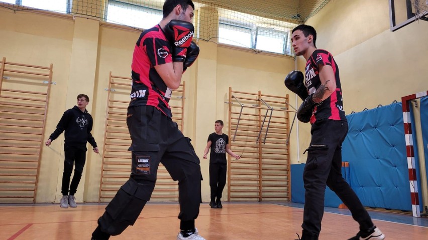 Klub Garda Kielce przeprowadził trening bokserski w Centrum Kształcenia "Awans". Duża frekwencja na zajęciach. Zobacz zdjęcia z treningu