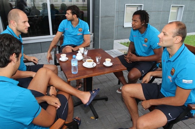 Po piątkowym śniadaniu, przed treningiem część sportowców relaksuje się przy kawie, przed hotelem pod parasolami.