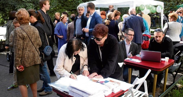 Na placu Biskupim mieszkańcy uzasadniali dlaczego wolą zieleń zamiast parkingu