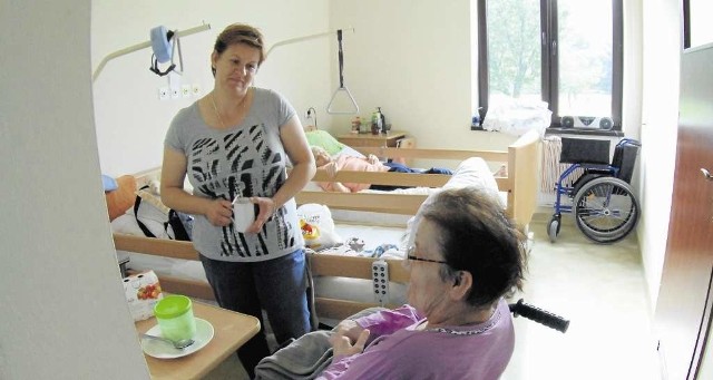 Oddział Geriatryczny dla starszego pacjenta bywa przystankiem przed hospicjum, gdzie chorym opiekują się specjaliści i bliscy