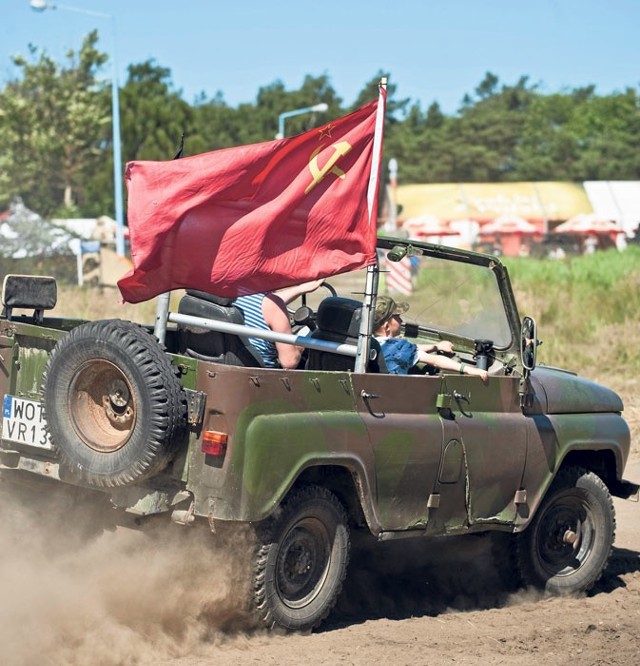 Zlot militarny w Darłowie kończy się w niedzielę. Organizatorzy szacują, że teren imprezy - tak zwaną patelnię w Darłówku Wschodnim - odwiedzi łącznie kilkadziesiąt tysięcy osób