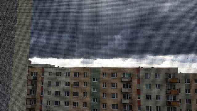 W niektórych miastach już pada, w innych dopiero grzmi i zebrały się czarne chmury. Burze przechodzą przez region. Pamiętajcie, żeby zebrać wszystkie przedmioty z tarasów i balkonów. A jeśli deszcz złapie Was na spacerze - nie chowajcie się pod drzewami! Zobaczcie zdjęcia naszych Czytelników.Wideo: Pogoda na dzień + 2 kolejne dni (28.07 + 29-30.07.2017) | POLSKAźródło: TVN Meteo/x-news