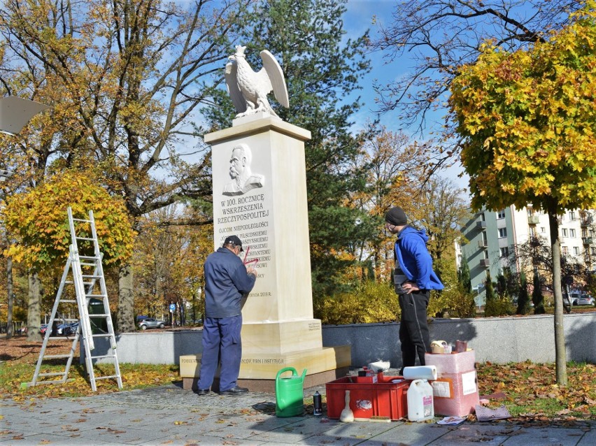 Nie ma już błyskawicy na pomniku w Nowej Dębie. Jeśli 18-latka zapłaci za renowację, władze miasta odstąpią od oskarżenia