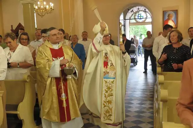 Podczas odpustu parafialnego bp Waldemar Musioł pobłogosławił wyremontowane wnętrze kościoła pw. św. Jana Chrzciciela w Obrowcu.