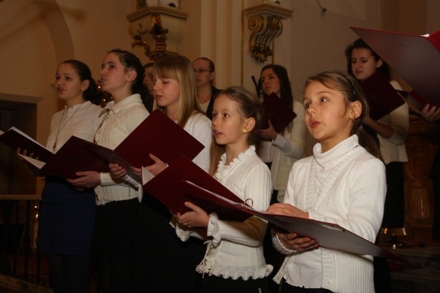 Kolędy i pastorałki śpiewano po polsku, niemiecku i angielsku.