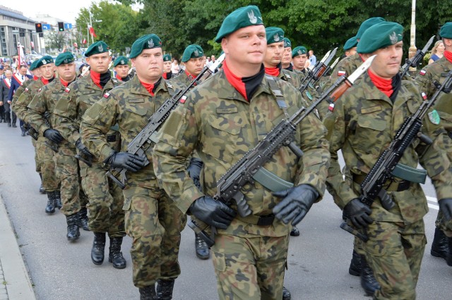 Kompania reprezentacyjna Wojska Polskiego z niżańskiego garnizonu maszeruje przez miasto