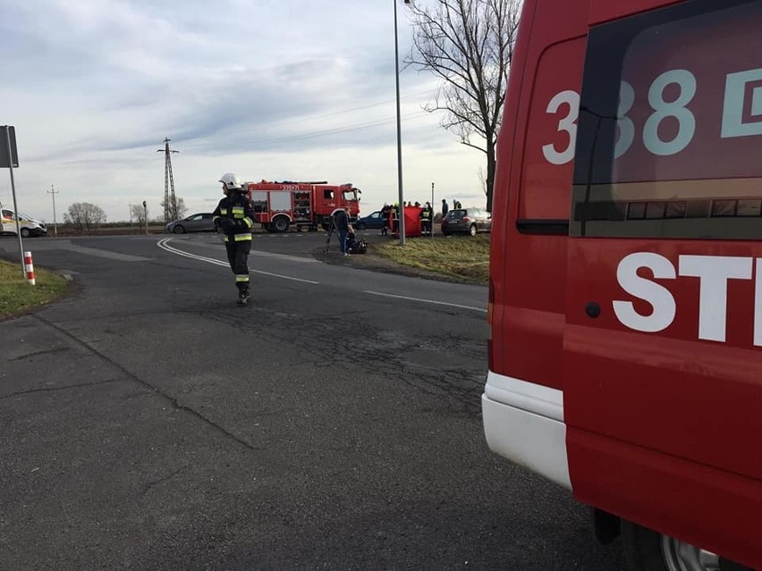 Tragiczny wypadek pod Wrocławiem na drodze krajowej 8. Jedna osoba nie żyje, trzy zostały ranne