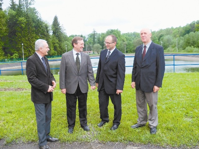 To oni wybudują kanalizację w gminie. Od lewej: Tadeusz Szeremeta, Andrzej Biernacki z Safage, Dariusz Wór Grech i Jerzy Wilk z Wodociągów. (fot. Krzysztof Strauchmann)