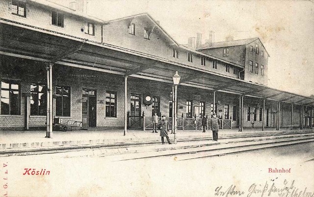 Tak prezentował się się koszaliński dworzec przed wojną. To zdjęcie jest o tyle ciekawe, że jako jedno z nielicznych pokazuje dworzec od strony torowiska. 