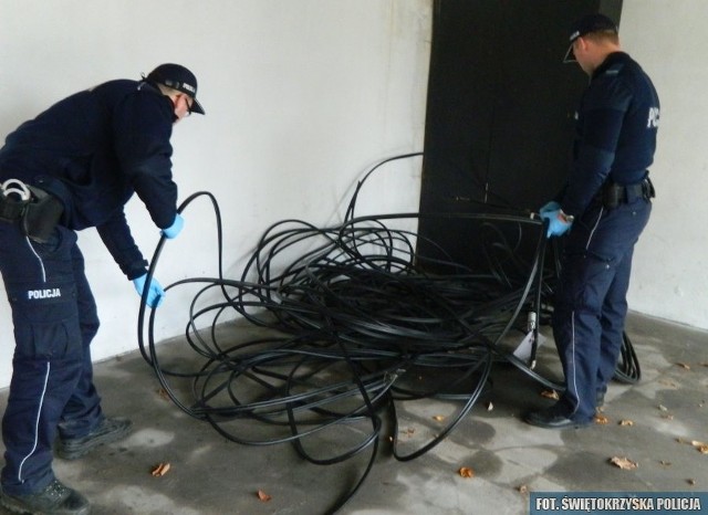 Przewody odzyskane przez policjantów interweniujących nocą w Piekoszowie
