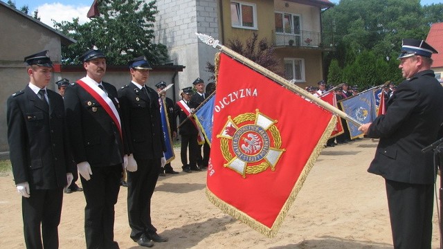 Sztandar wręcza druhom z Kujawki dh Marian Mikołajczyk, prezes Zarządu Wojewódzkiego Związku OSP RP. Więcej zdjęć w galerii FOTO.