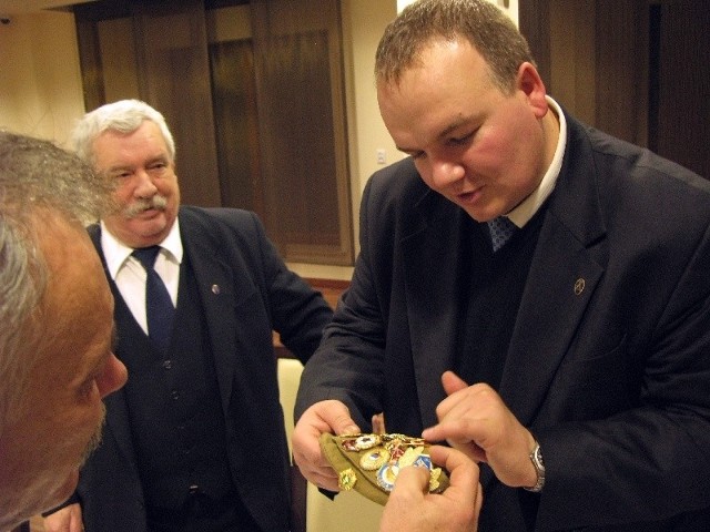 Andrzej Borysiewicz podczas "okazania" odznak.