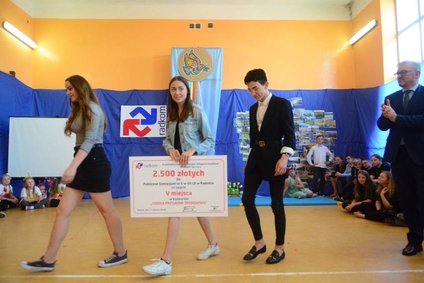 Firma Radkom z Radomia nagrodziła uczniów i szkoły za udział w konkursie ekologicznym