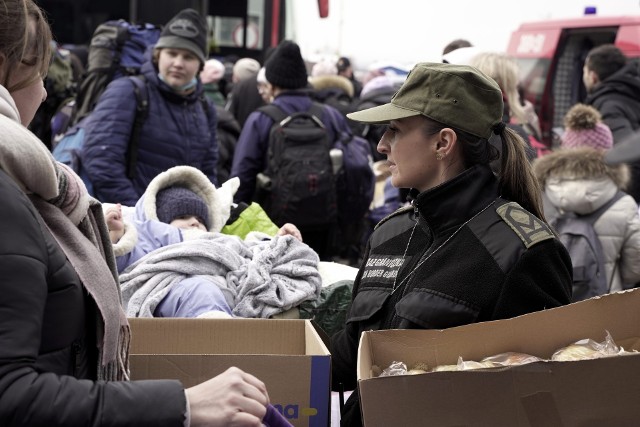 Wojna na Ukrainie i tysiące uchodźców uciekających do Polski często wymuszają także na funkcjonariusze działania inne od formalnych.