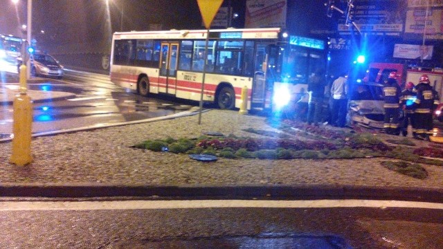 Jastrzębie: Mercedes zderzył się na skrzyżowaniu z... autobusem