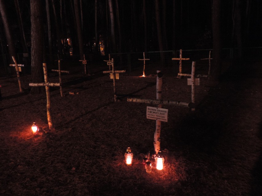 Cmentarz w Małkini. Znicze zapalono także na pomnikach i grobach żołnierzy [ZDJĘCIA]