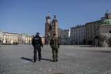 Krakowscy policjanci wspólnie z żołnierzami oraz strażnikami miejskimi kontrolują przestrzeganie nowych przepisów [ZDJĘCIA]