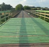 Rozpoczęła się naprawa drewnianego mostu w Bronowie