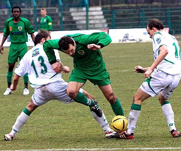 Krystian Lebioda (w zielonej koszulce) zdobył dla Stali drugiego gola.