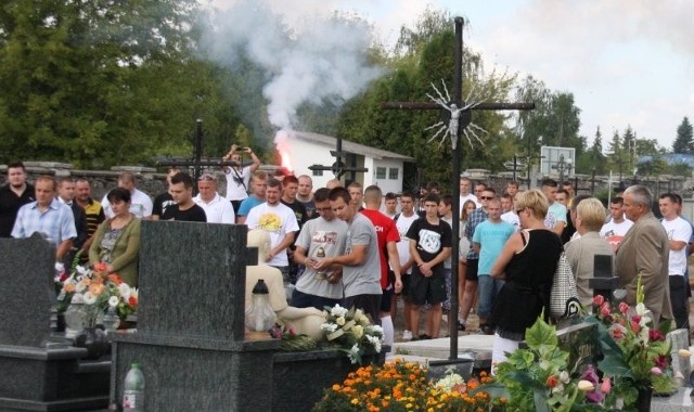 Przed rozpoczęciem turnieju wszyscy kibice Naprzodu i rodzina wspólnie pomodlili się, złożyli kwiaty i zapalili znicze grobach tragicznie zmarłych piłkarzy Karola Gajdy i Rafała Dzwonka.
