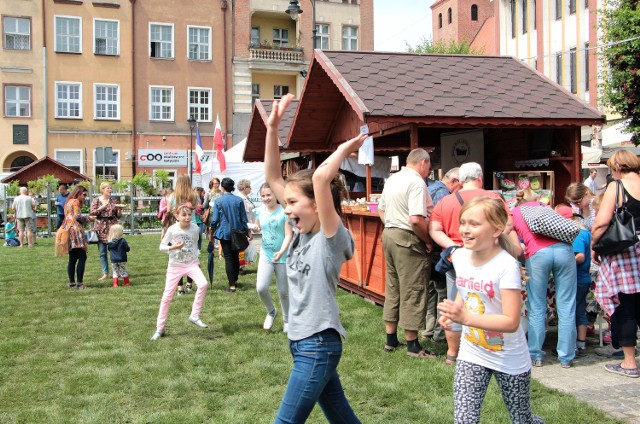 Ruszyła majowa impreza plenerowa na grudziądzkim rynku. Przez trzy dni grudziądzanie będą spędzać na prawdziwej trawie ułożonej na płycie rynku. Jutro o godzinie 10:00 rozpocznie się "śniadanie na trawie" oraz wiele innych atrakcji. Wieczorem w sobotę kino pod gwiazdami. W niedzielne przedpołudnie na rynku rządzić będą najmłodsi i dla nich przeznaczony będzie spektakl "Jaś i Małgosia" Więcej szczegółów na plakatach "Majówki na trawie".