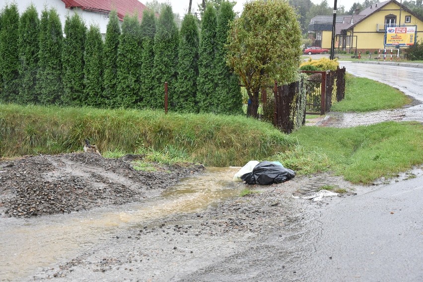 Gorlickie pod wodą. Z brzegów wystąpiła Moszczanka, w Binarowej zalane centrum, w Łużnej rejon skrętu do Staszkówki [AKTUALIZACJA]