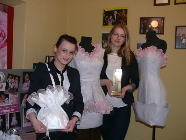 Milena Lisowska (z lewej) zaprojektowała torebkę ze skóry owczej, a Martyna Michalska kolekcję sukienek.