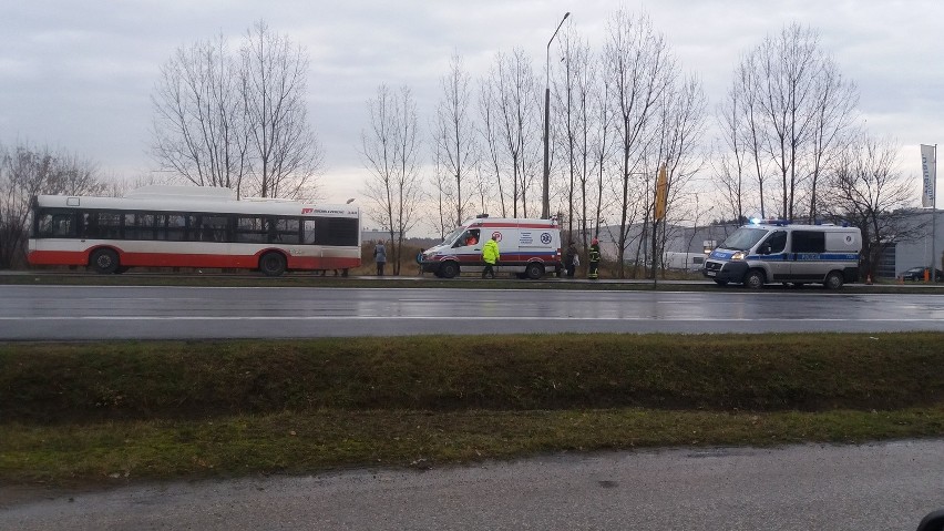 Do zderzenia ciężarówki z autobusem doszło na ulicy...