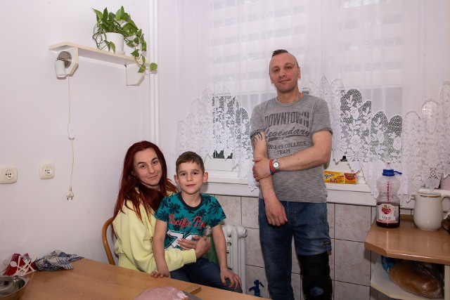 Pan Mariusz wraz z rodziną, którą gości. Ukrainką i jej synem.