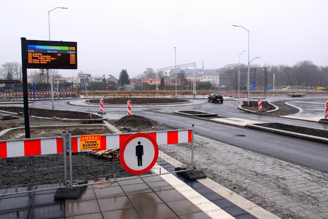 Kierowcy korzystają z nowego ronda w Policach, ale to jeszcze nie koniec prac