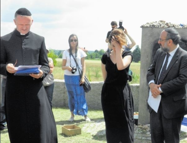 Podczas modlitwy: ks. Wojciech Lemański,  Anna Chipczyńska z Gminy Żydowskiej oraz naczelny rabin Polski Michael Schudrich
