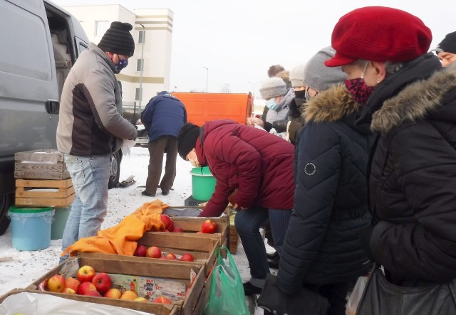 Sobotnie zakupy na targowisku Korej. Mroźny poranek odstraszył zarówno sprzedających jak i kupujących. Na targowisku panował niewielki ruch. Wiele produktów sprzedawanych było bezpośrednio z samochodu z obawy o przemarzniecie. Do nielicznych stoisk ustawiały się kolejki po świeże warzywa i owoce.>