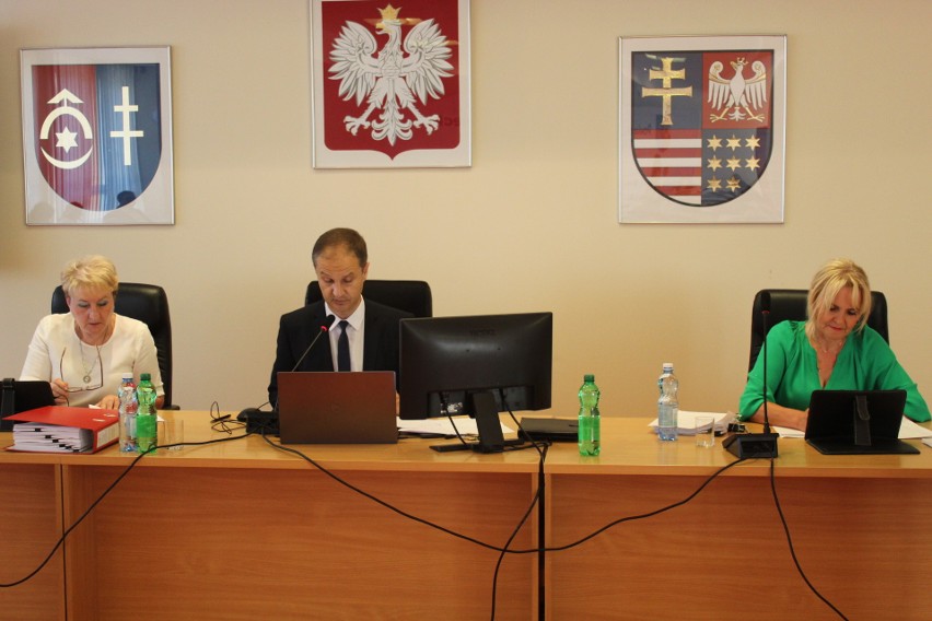 Wielogodzinna sesja Rady Powiatu Ostrowieckiego. Absolutorium dla zarządu niejednogłośne. Oglądaj zapis transmisji