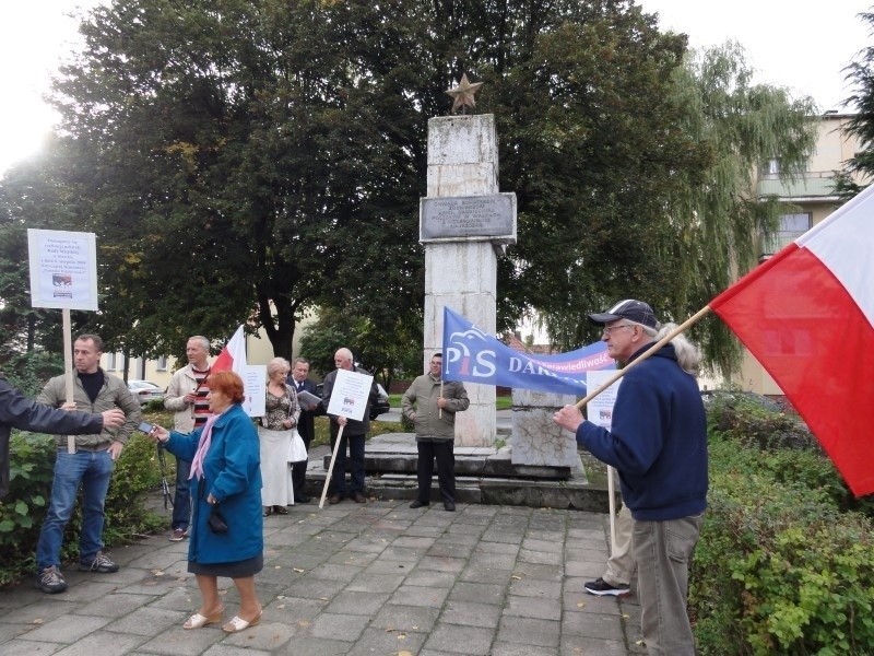 Sławno: Pikieta przed pomnikiem poświęconym żołnierzom Armii Czerwonej
