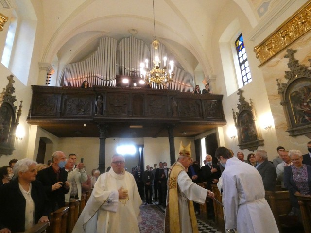 Ksiądz biskup Jan Piotrowski poświęcił odnowione organy w kościele Świętej Trójcy w Działoszycach. Organy powstały na początku lat 50. XX wieku.